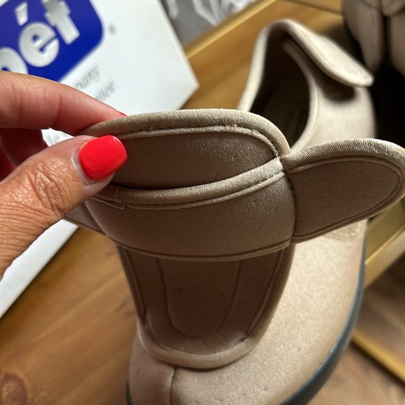 Propet slippers or shoes for swollen feet. Size 8 WIDE Sand stretchy upper NEW - Picture 6 of 10